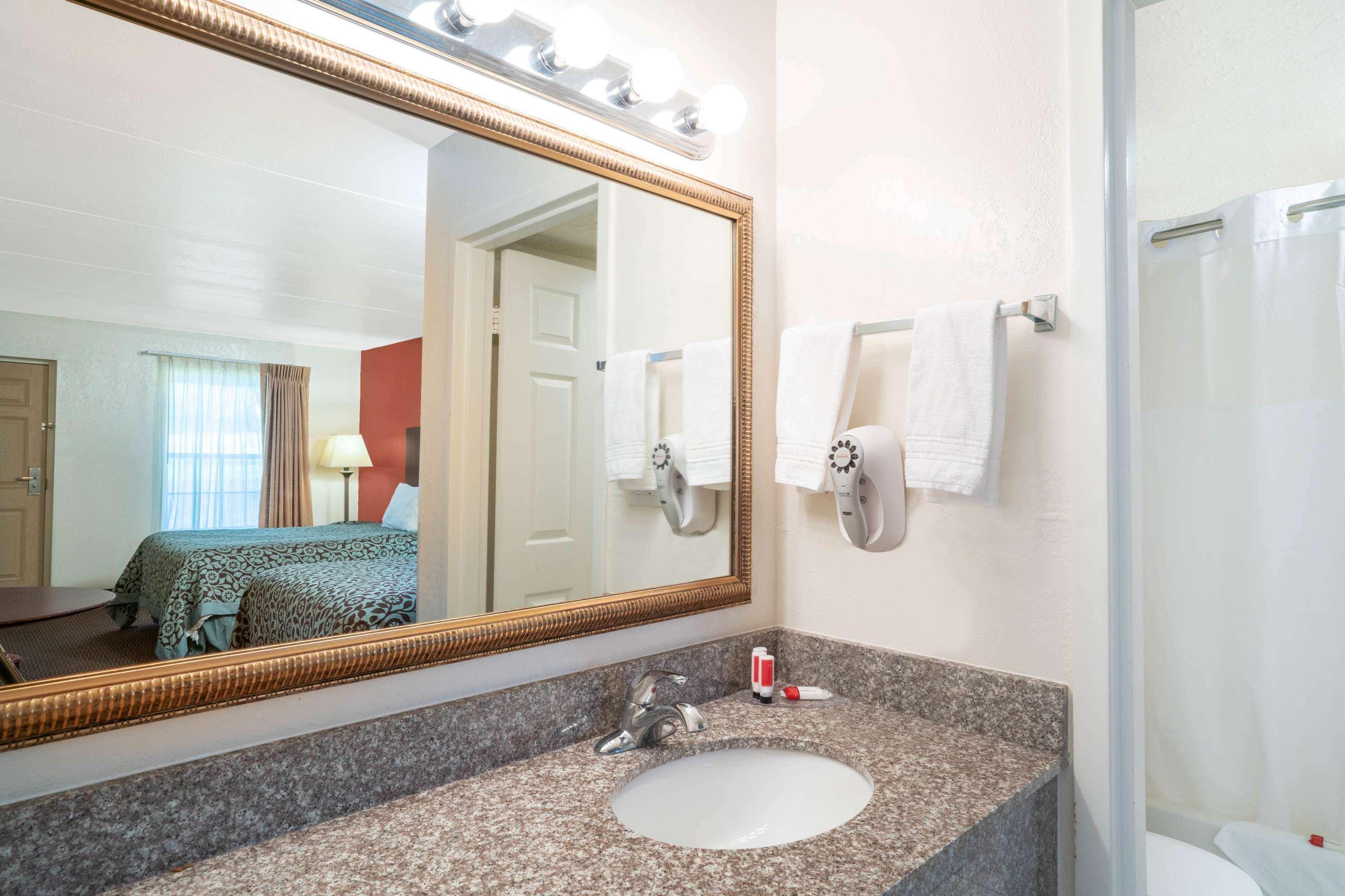 Days Inn By Wyndham Cave City Extérieur photo